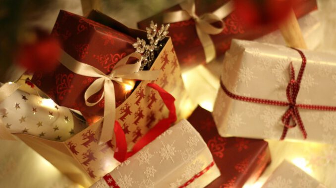 125 Geschenke für Kinder in Kelsterbach: Wunschbaumaktion erfolgreich abgeschlossen