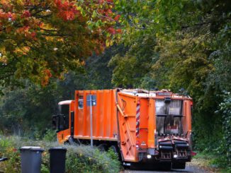 Abfallkalender 2026 verfügbar: Müllabfuhr, Schadstoffmobil und Weihnachtsbaumsammlung stehen fest