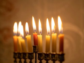 Chanukka Lichter erscheinen zum 27. Mal auf dem Rathausbalkon in Offenbach