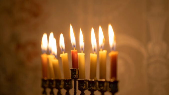 Chanukka Lichter erscheinen zum 27. Mal auf dem Rathausbalkon in Offenbach