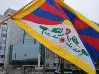 Kreis Offenbach hisst tibetische Flagge zum Gedenken an Aufstand von 1959