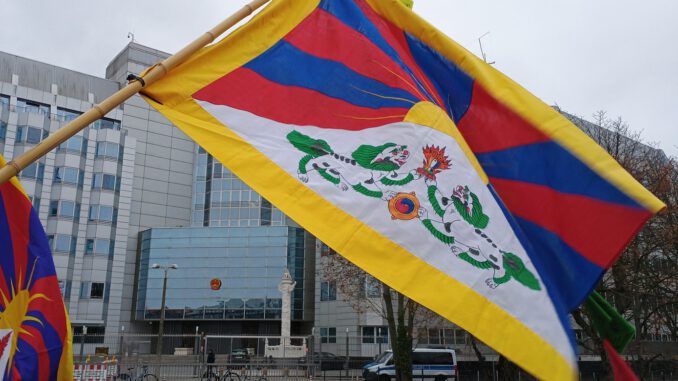 Kreis Offenbach hisst tibetische Flagge zum Gedenken an Aufstand von 1959