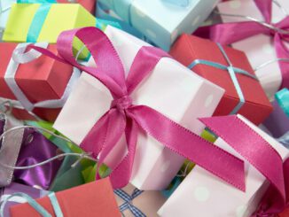 Kreis Offenbach übergibt Wunschbaum Geschenke an Wohnanlage in Dietzenbach