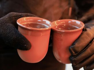 Musik, Punsch und Feuer: Winterfeuerfest der Hartmutschule zieht mehr als 300 Menschen an