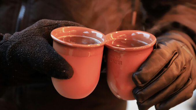 Musik, Punsch und Feuer: Winterfeuerfest der Hartmutschule zieht mehr als 300 Menschen an